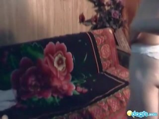 Lasciv femme fatale joacă cu vibrator pe the canapea