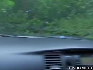 Coquin sombre chevelu trentenaire avec grand tittilations vidéos son vag en la voiture