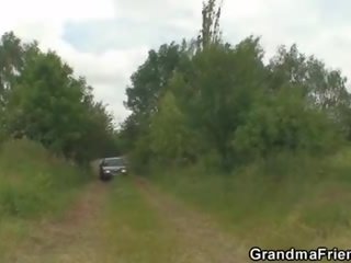 Бабичка е избран нагоре и прецака в на fields