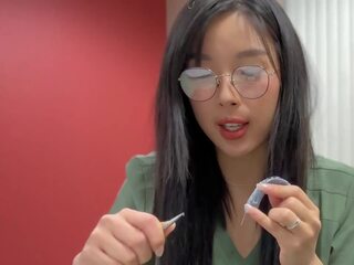 Adorable asiática médico estudiante en gafas y natural coño folla su tutor y consigue creampied