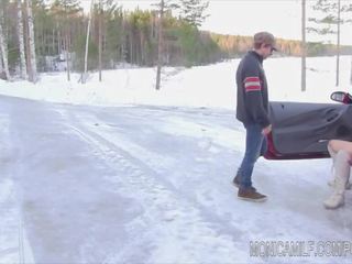 Xe hơi breakdown vì dâm dục monicamilf trong các norwegian mùa đông