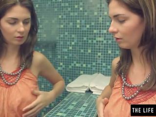 Séduisant brunette montres se en la miroir comme elle masturbe xxx agrafe films