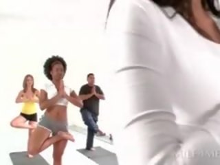 Sombong milf merayu seksi remaja rambut pirang pemuda di sebuah yoga kelas