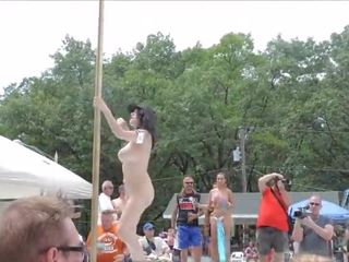 Γυμνός/ή μεγάλος βυζιά διαβρωτικά χορός σε δημόσιο