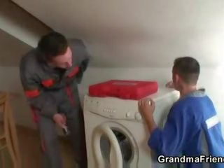 Dwa repairmen huk cycate babunia z zarówno ends