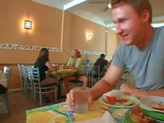 Bisbetico milf soffiando giovanissima johnson in un restaurant