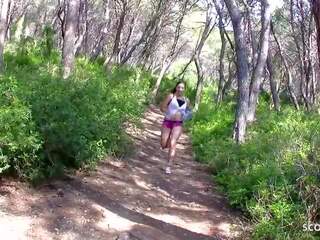 Jogging ripened kvinna charlotte förför till strand vuxen filma av främling