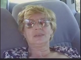 金发 奶奶 patrica 得到 性交 在 该 背部 座位