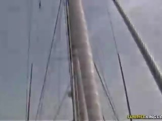 Blondýna dáva a fajčenie na the loď