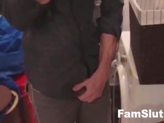 Извратен човек step-dad обсебен с дъщери гащи | famslut.com