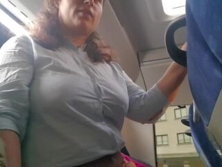 Voyeur verleidt milf naar suck&jerk zijn putz in bus: amateur seks prestatie. expressiagirl