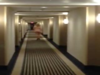 Attraktiv momen jag skulle vilja knulla i klackar walking naken i motell hallway. kerrie från dates25.com