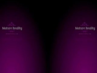 Maturereality - grande boobed mamma avendo divertimento con dildo