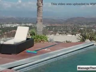 Oversexed grande tetta bionda massaggiatrice alyssa lynn dà impressionante adulti clip massaggio
