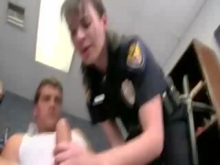 Dva cops swap doughnuts za kurac sesanje in ljubezen to