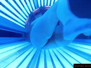 Tanning bett solarium sonnenbank spaß durchbohrt muschi und