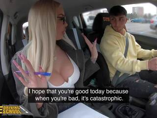 Підробка driving школа - блонди секс бомба приймає молодий chap на a driving огляд який ends з його каммінг в її рот