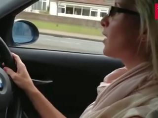 Mijn sletterig rondborstig wifey houdt naar rit een auto knipperende haar tieten