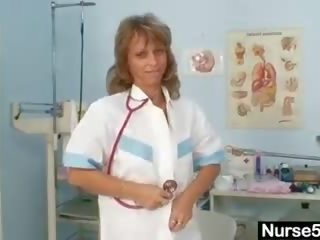 Schlank milf senior krankenschwester spielzeuge sie muschi auf gynekologenstuhl
