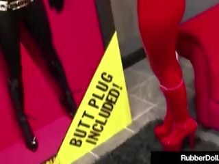 فندوم ملكة rubberdoll مارس الجنس بواسطة boxed دمية nicci.