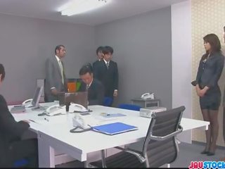 Hojo toying her burungpun during an kantor meeting