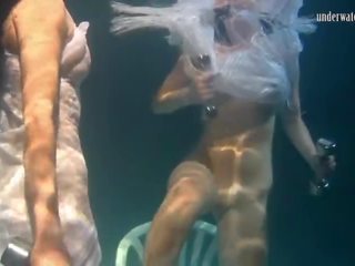 Lesbos a partir de rússia polcharova e siskina obtendo brincalhão em o piscina com cada outro