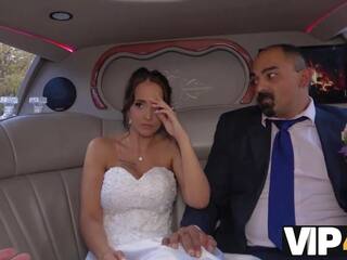 Vip4k. aufgeregt liebling im hochzeit kleid fools um nicht mit zukunft ehemann