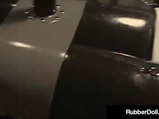 ผู้หญิงนำ ลาเท็กซ์ พระราชินี rubberdoll fucks บลอนด์ ทาส!