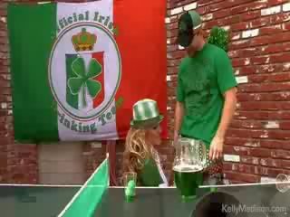 巨乳 妻子 和 绿色 啤酒 发射 为 一 有趣 st paddys 日