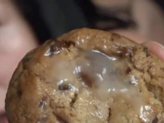 Cookies n krém - buclatý bruneta milks putz & jídla připojenými opčními pokrytý cookie