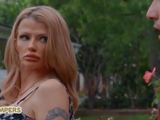 Lil humpers - encantador grande tetas joslyn james o amor é a esfregar dela lawn gnome