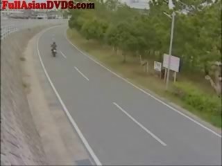 Jap adolescent cưỡi ngựa đồ chơi motorcylcle