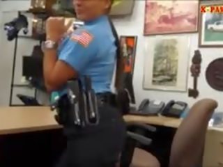 Policija pareigūnas su didžiulis krūtys gavo pakliuvom į as užpakalinis kambarys