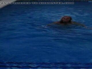 Sangat menarik wanita gemuk cantik milf di itu berenang kolam renang