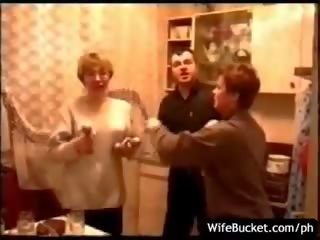 Divertido rusa intercambio de parejas fiesta