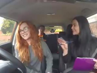 Falošný driving školské vášnivé instructor fucks kiwi milfka.