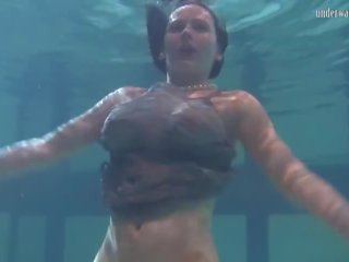 Tremendous perfecta cuerpo y grande tetas adolescente katka bajo el agua