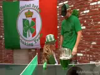 Krūtainas sieva un green alus launch par a jautrība st paddys diena