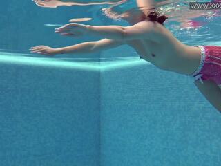 Publiek rented zwemmen zwembad voor u striplings met damsel dee