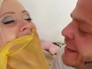 Blondýna bibi nemravné pančušky x menovitý klip právo cez nylonové pančuchy