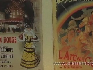 Lesbiennes françaises jouant avec une sangle سور gode