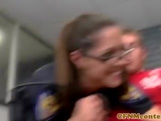 Rapariga vestida gajo nu polícia milfs a masturbar seu subs