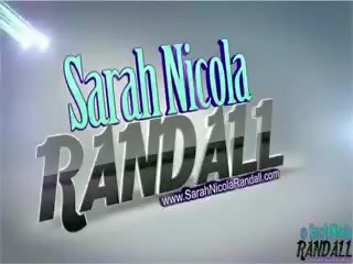 Sarah randall tries o óculos olhar para este atirar