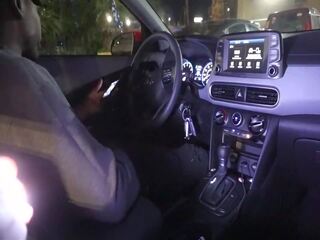 Blank meisje vangsten tiener aftrekken af in een auto nieuw orleans