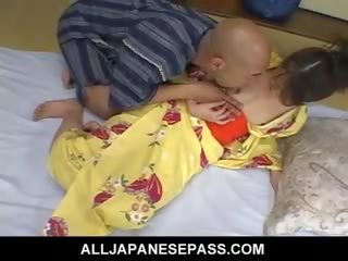 Lustful full-blown hapon matandang mahilig sa mas batang lalake sa a kimono rides a mahirap putz