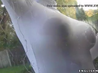 Μεγάλος βυζιά βρετανικό μητέρα που θα ήθελα να γαμήσω washing windows