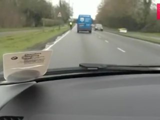 Mijn sletterig rondborstig wifey houdt naar rit een auto knipperende haar tieten