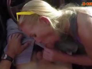 Rallig blond bimbo verkauft selbst für ein fick auf band