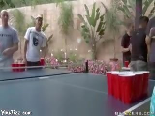 Ruskeaverikkö nainen näytelmiä pöytä tennistä ja nussii