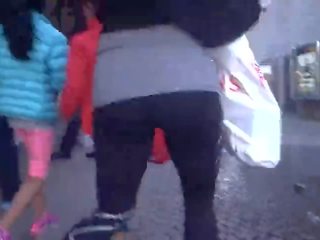 Groovy milf cu bula cur în negru jambiere și tocuri walking 1